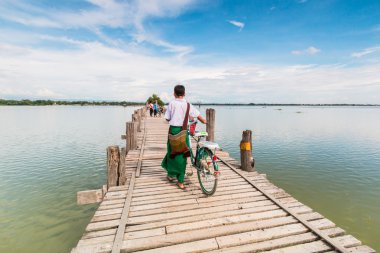 Myanmar Onun Bisiklet ile U olmak köprüde yürüyordum