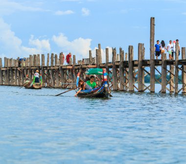 Kimliği belirsiz teknesini satırları