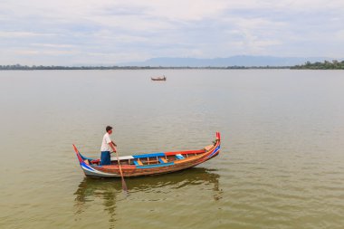 Kimliği belirsiz teknesini satırları