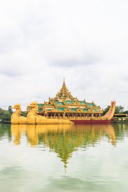 Karaweik gemi Kan Daw Gyi Gölü veya Yangon sarayda Karaweik