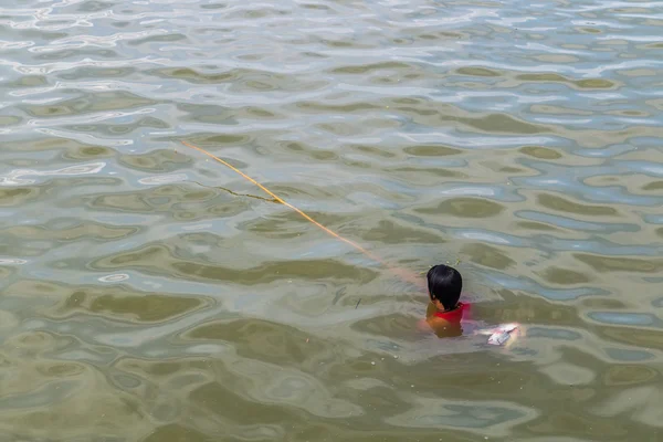 Pescador estaba pescando con caña en el agua en el puente U Bein — Foto de Stock