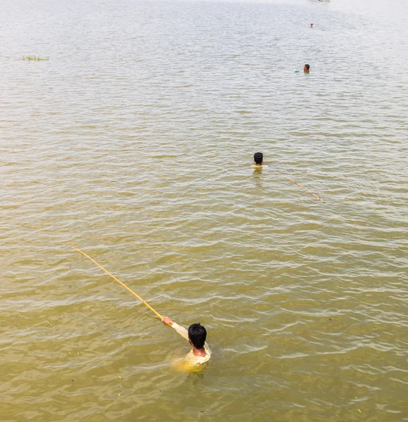 Pescador estaba pescando con caña en el agua en el puente U Bein — Foto de Stock
