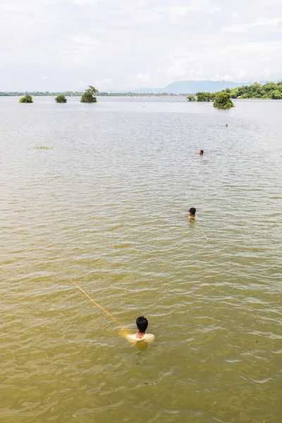 Pescador estaba pescando con caña en el agua en el puente U Bein —  Fotos de Stock