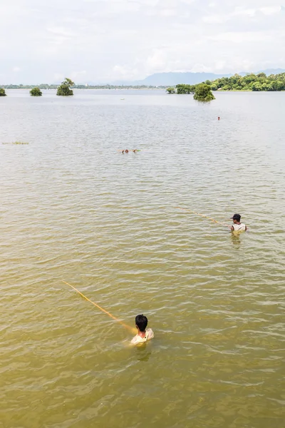 Fisherman was fishing with rod in the water at U Bein Bridge — Stock Photo, Image