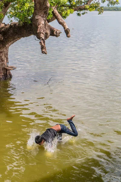 Myanmar children were playing by jumping from the tree at the river near U Bein Bridge — Stock Photo, Image