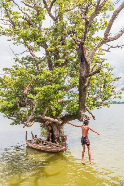 Myanmar niños estaban jugando saltando del árbol en el río cerca del puente U Bein —  Fotos de Stock