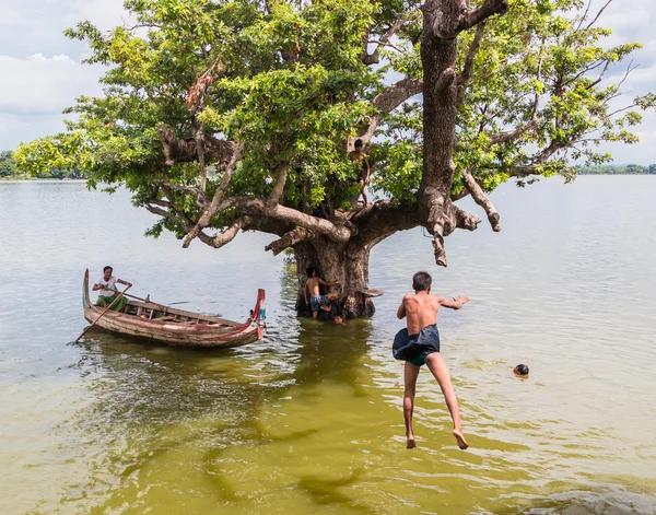 Myanmar dzieci bawiły się skacząc z drzewa nad rzeką w pobliżu U Bein Bridge — Zdjęcie stockowe