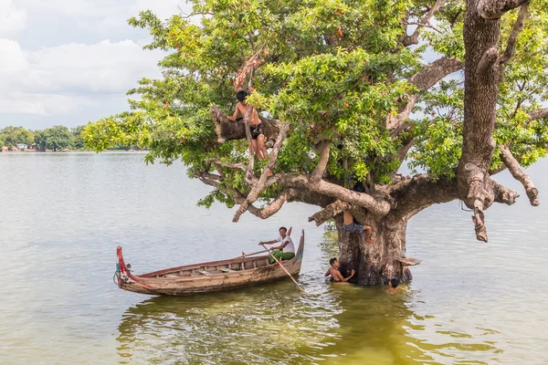 Myanmar dzieci bawiły się skacząc z drzewa nad rzeką w pobliżu U Bein Bridge — Zdjęcie stockowe