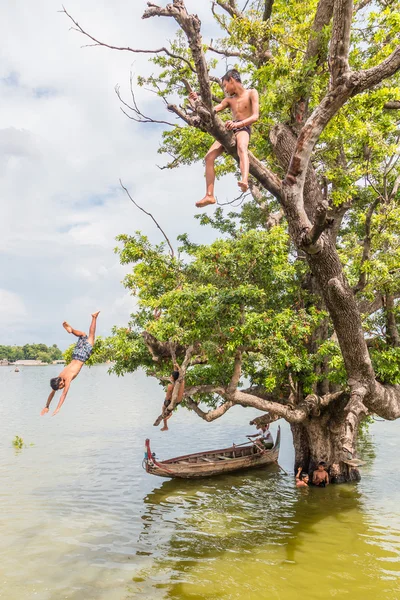 Myanmar niños estaban jugando saltando del árbol en el río cerca del puente U Bein —  Fotos de Stock