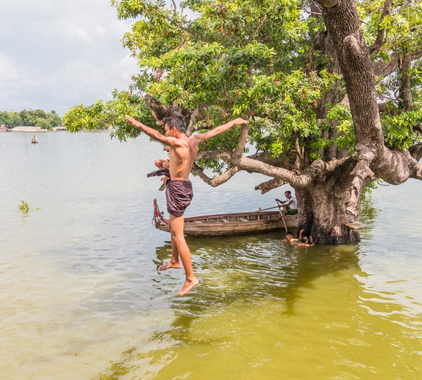 Myanmar bambini stavano giocando saltando dall'albero al fiume vicino a U Bein Bridge — Foto Stock