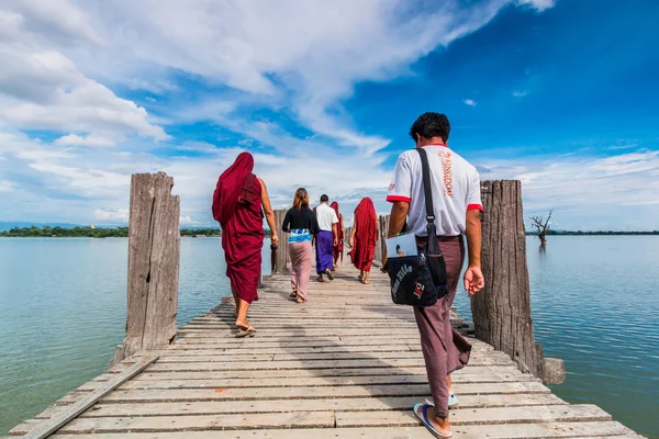 Monges de Mianmar caminham na Ponte U Bein — Fotografia de Stock