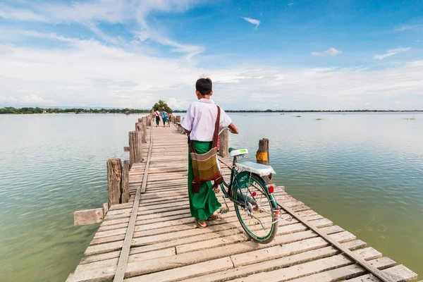 Myanmar chodzil na U Bein most z jego rower — Zdjęcie stockowe