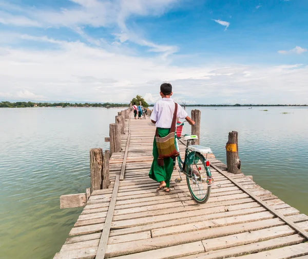Myanmar chodzil na U Bein most z jego rower — Zdjęcie stockowe