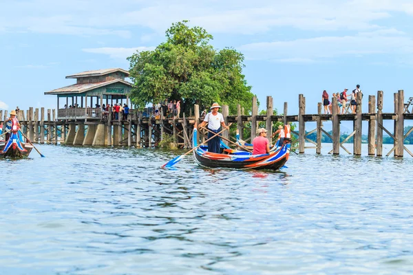 Een ongeïdentificeerde man rijen zijn boot — Stockfoto