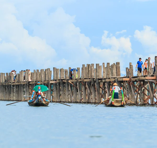 Un homme non identifié conduit son bateau — Photo