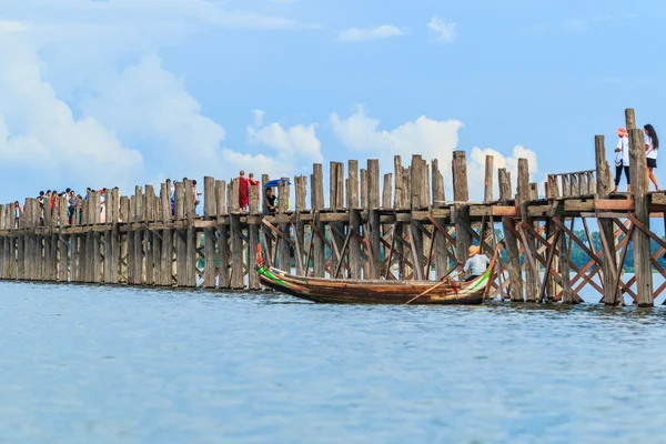 Ein unbekannter Mann rudert mit seinem Boot — Stockfoto