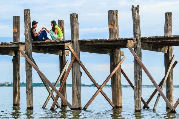 Un uomo non identificato rema la sua barca — Foto Stock