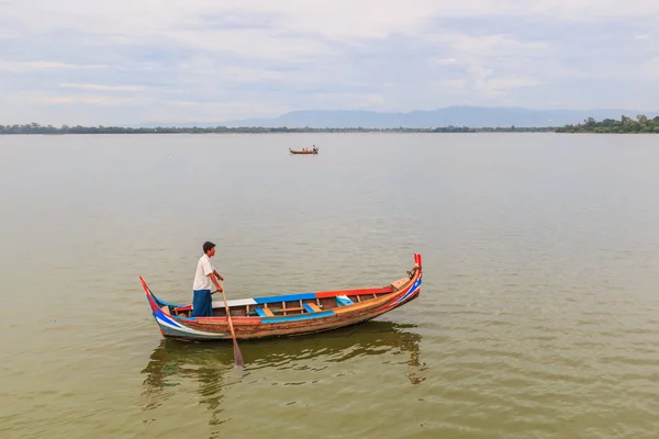 Um homem não identificado rema o seu barco — Fotografia de Stock