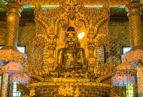 Guld Buddha, gamla Buddha i Bo Ta Tuang Paya templet Yangon, Myanmar (Burma) — Stockfoto