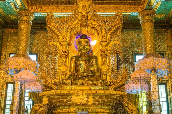 Gouden Boeddha, oude Boeddha in Bo Ta Tuang Paya tempel Yangon, Myanmar (Burma) — Stockfoto