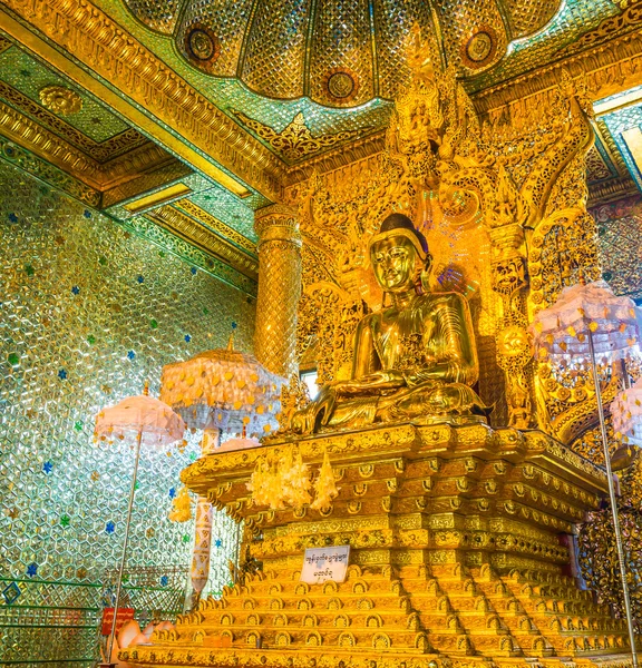 Gold Buddha, Old Buddha in Bo Ta Tuang Paya Temple Yangon, Мьянма (Бирма) ) — стоковое фото