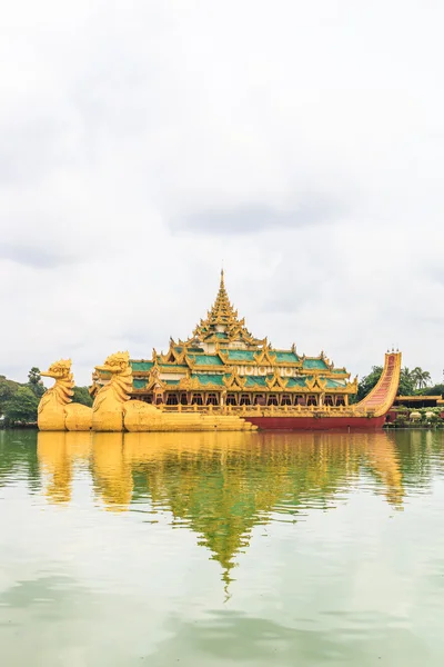 Nave Karaweik al lago Kan Daw Gyi o al palazzo Karaweik a Yangon — Foto Stock