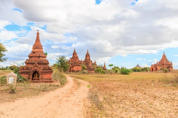 Bagan eski antik tapınak bir manzaraya — Stok fotoğraf