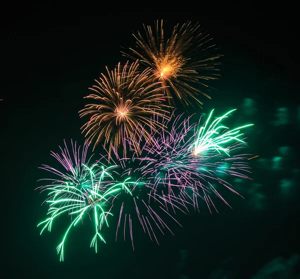 Bellissimi fuochi d'artificio in festa — Foto Stock