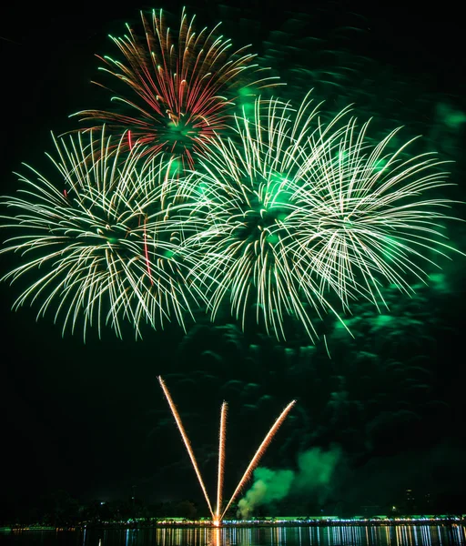 Hermosos fuegos artificiales en celebración — Foto de Stock