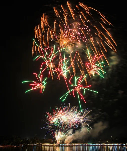 Bellissimi fuochi d'artificio in festa — Foto Stock