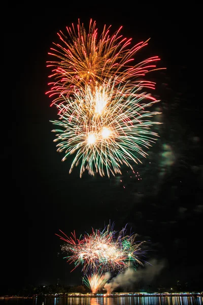 Bellissimi fuochi d'artificio in festa — Foto Stock