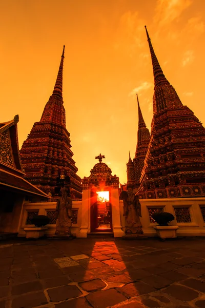 Zonsondergang twilight boeddhistische tempel — Stockfoto