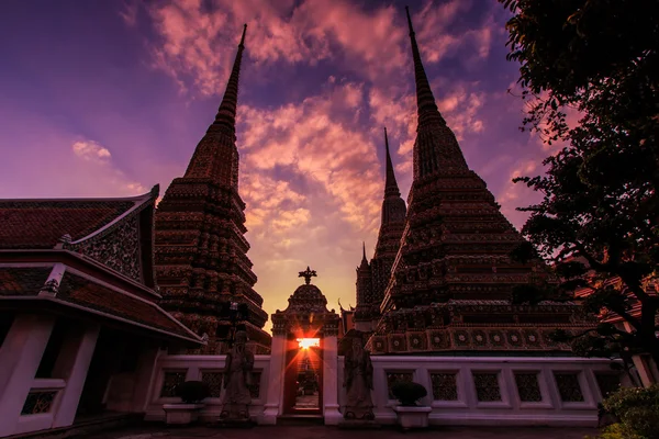 Coucher de soleil crépuscule temple bouddhiste — Photo