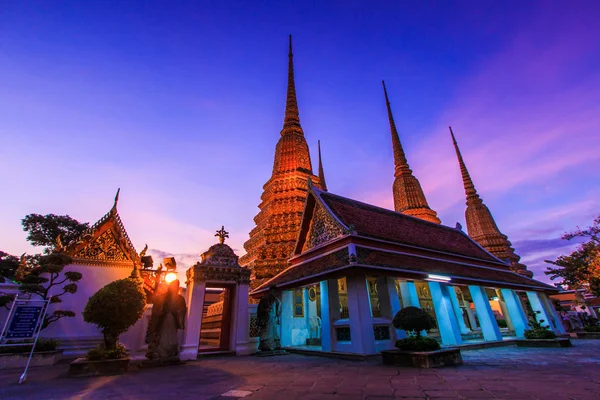 Coucher de soleil crépuscule temple bouddhiste — Photo