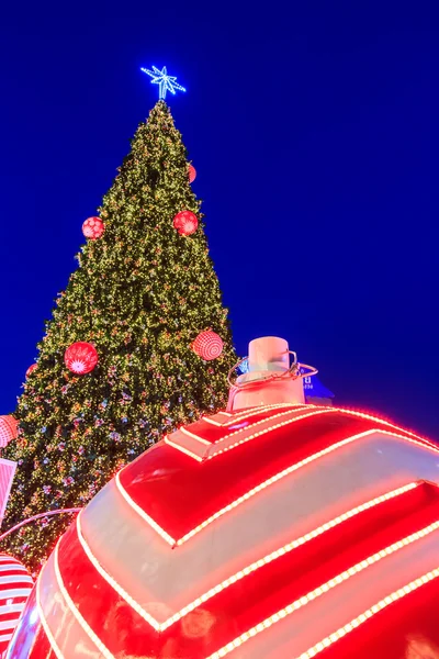 De verlichting van de kerstboom — Stockfoto