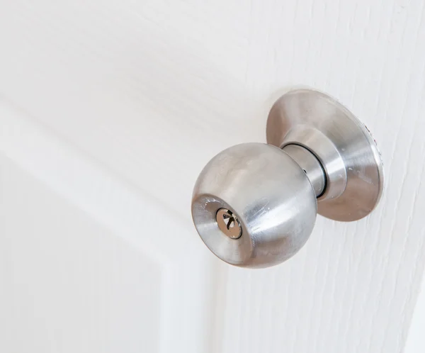 Detalhe de um botão metálico na porta branca — Fotografia de Stock