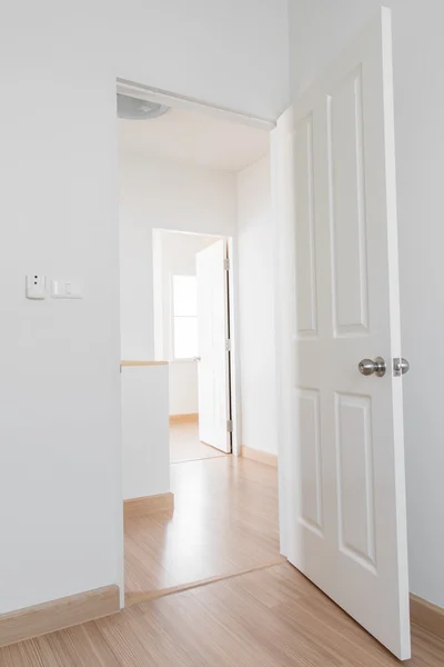 Белая дверь — стоковое фото