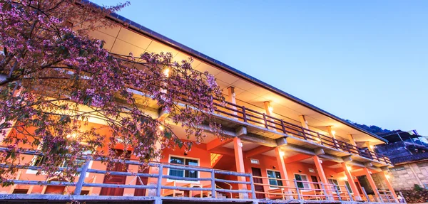 Hotel in der Dämmerung — Stockfoto