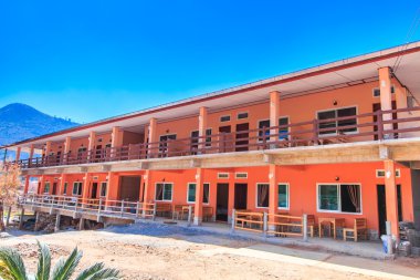 Otelin önündeki kiraz çiçeği