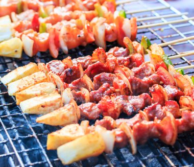 Barbekü et metal ızgara hazırlanıyor