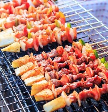 Barbekü et metal ızgara hazırlanıyor