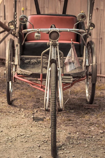 Eski üç tekerlekli bisiklet — Stok fotoğraf