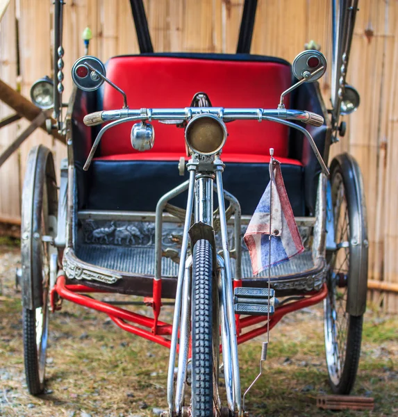 Eski üç tekerlekli bisiklet — Stok fotoğraf