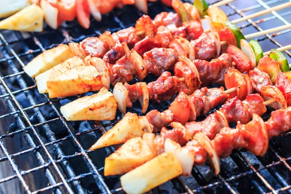 Preparación de carne de barbacoa en parrilla metálica —  Fotos de Stock