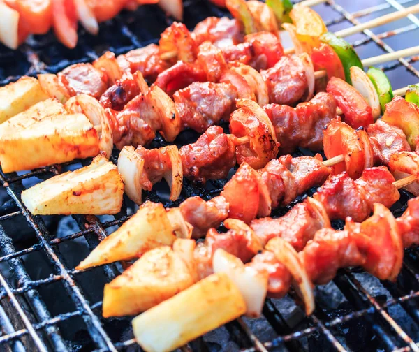 Preparazione di carne barbecue su griglia metallica — Foto Stock