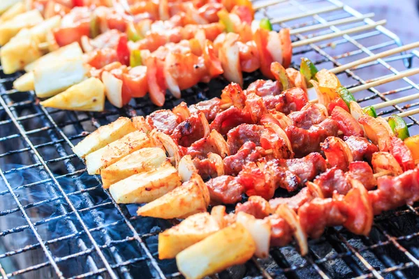 Preparación de carne de barbacoa en parrilla metálica — Foto de Stock