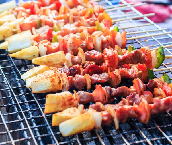 Zubereitung von Grillfleisch auf Metallgrill — Stockfoto