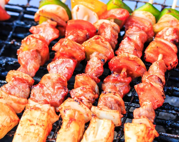Preparing Barbecue meat on metal grill — Stock Photo, Image