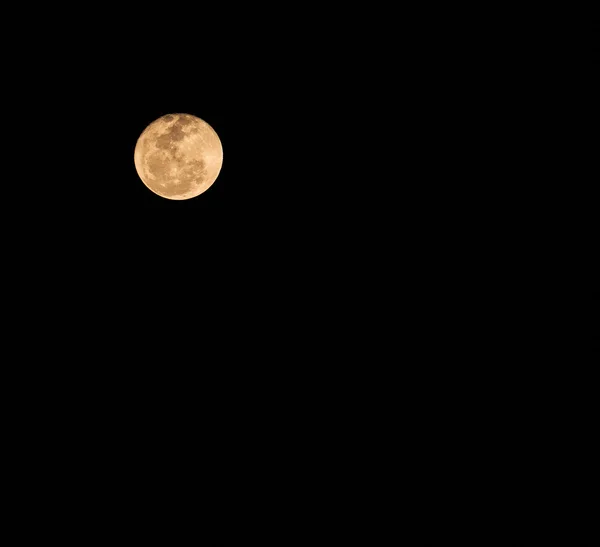 Maan aan de nachtelijke hemel — Stockfoto