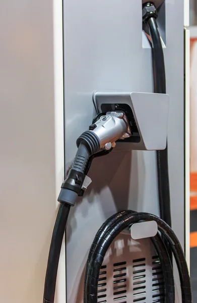 电动汽车充电所需的电源 — 图库照片